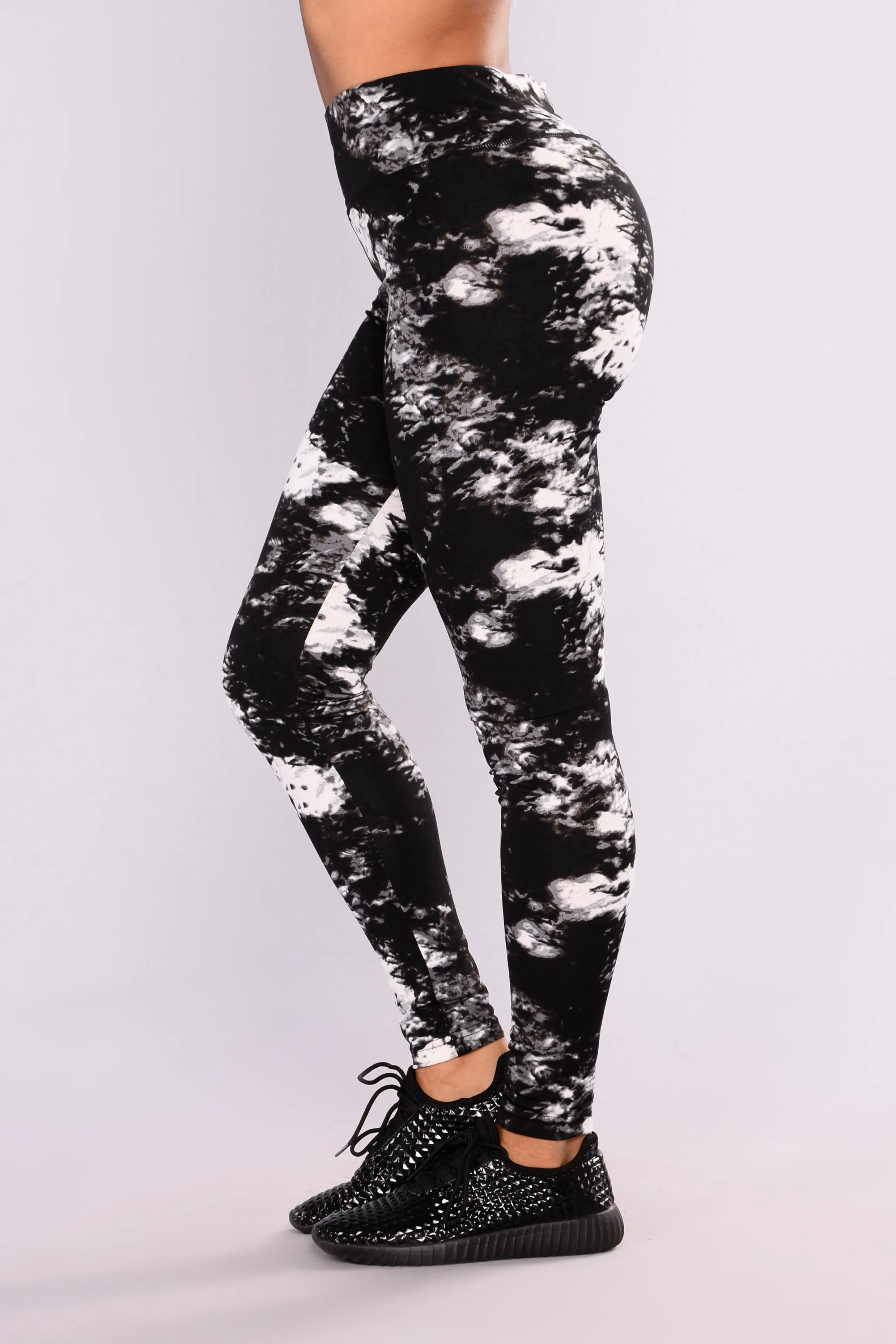 All Over The Place Print Leggings - Black